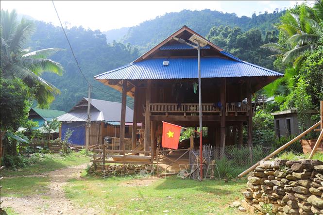 Nhà sàn của người Thái đã được thay thế bằng vật liệu tôn. Ảnh: Xuân Tiến - TTXVN 