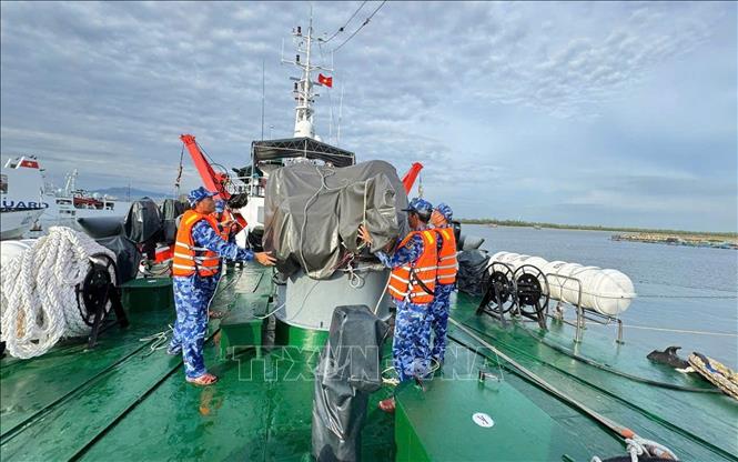 Kiểm tra các trang thiết bị trên tàu đảm bảo an toàn vận hành trong bão lũ. Ảnh: Trần Tĩnh - TTXVN