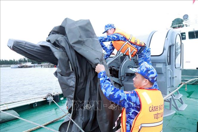 Kiểm tra các trang thiết bị trên tàu đảm bảo an toàn vận hành trong bão lũ. Ảnh: Trần Tĩnh - TTXVN