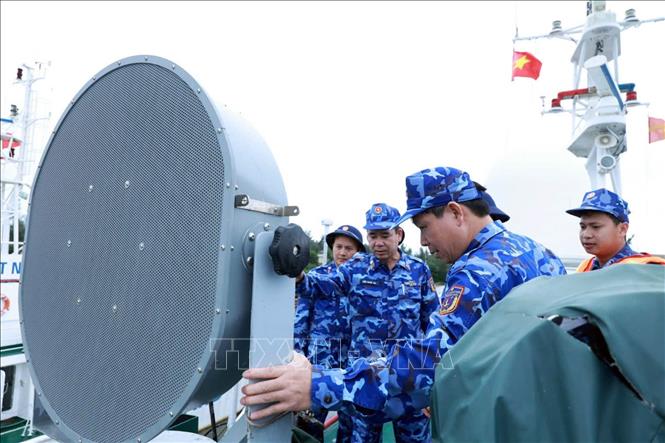 Kiểm tra các trang thiết bị trên tàu đảm bảo an toàn vận hành trong bão lũ. Ảnh: Trần Tĩnh - TTXVN