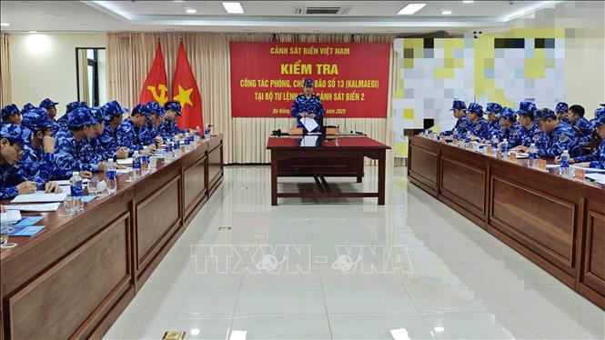 Thiếu tướng Lê Đình Cường, Tư lệnh Cảnh sát biển Việt Nam kiểm tra công tác phòng chống bão số 13 tại Bộ Tư lệnh Vùng Cảnh sát biển 2. Ảnh: Trần Tĩnh - TTXVN