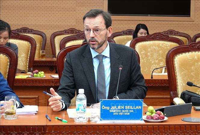 Ông Julien Seillan, Giám đốc Quốc gia AFD Việt Nam phát biểu tại Diễn đàn. Ảnh: TTXVN phát
