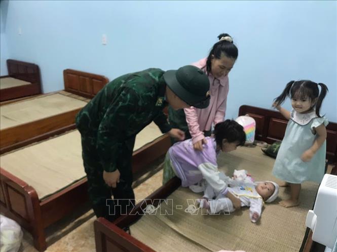 Cán bộ, chiến sĩ Đồn Biên phòng Hòa Hiệp Nam đón và hỗ trợ người dân vào tránh trú bão. Ảnh: TTXVN phát