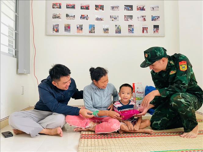 Đồn Biên phòng Xuân Đài phối hợp Hội thiện nguyện Đom Đóm Phú Yên trao hỗ trợ lương thực cho nhân dân. Ảnh: TTXVN phát