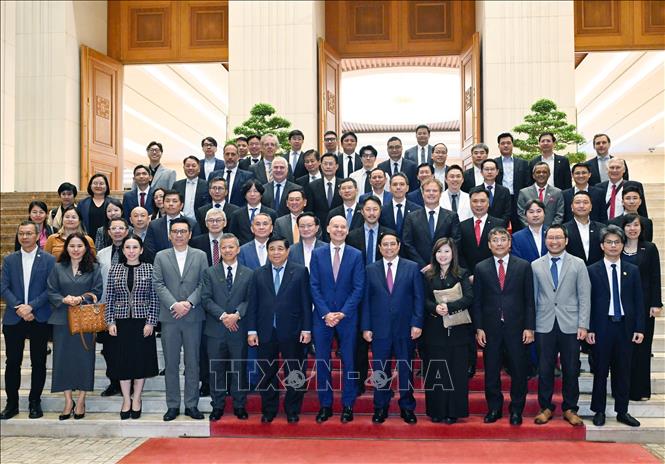 Thủ tướng Phạm Minh Chính với đoàn lãnh đạo doanh nghiệp bán dẫn quốc tế. Ảnh: Dương Giang-TTXVN