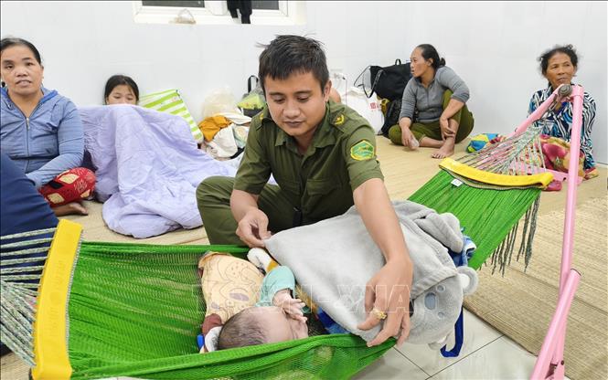 A child sleeps while avoiding Typhoon Kalmaegi at Hon Ro Border Control Station (Nam Nha Trang ward, Khanh Hoa). VNA Photo: Nguyễn Thành