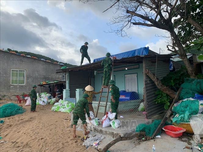 Border guards in Dak Lak helping local people to secure their houses. VNA Photo/Photo by courtesy