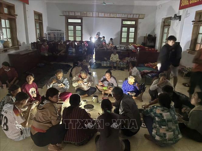 Xuan Hoa Border Guard Station in Dak Lak province ensures dinner for people taking shelter from the storm at the unit. VNA Photo/Photo by courtesy