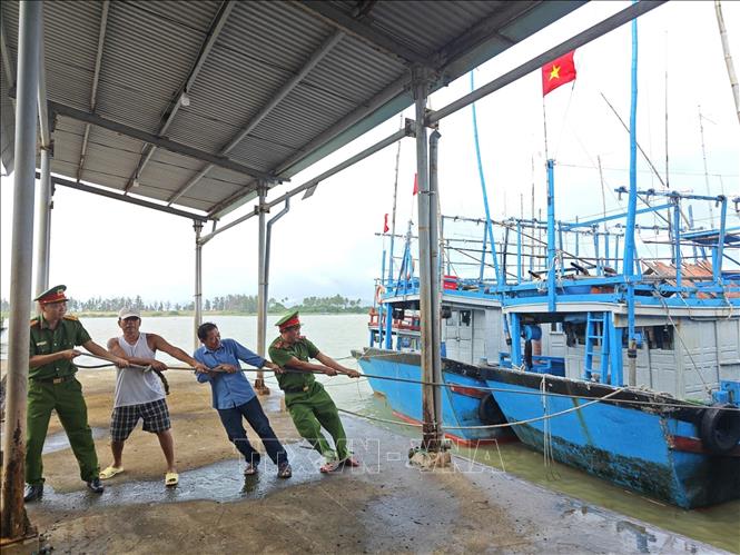 Dak Lak Provincial Police support coastal fishermen in anchoring and mooring boats to prevent storms. VNA Photo: Ngọc Minh