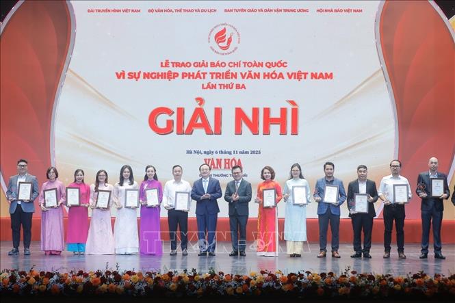 Ban tổ chức trao giải Nhì cho các tác giả, nhóm tác giả đoạt giải. Ảnh: Minh Quyết - TTXVN