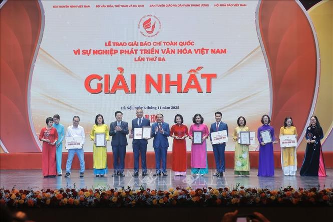 Phó Thủ tướng Mai Văn Chính và Bộ trưởng Bộ Văn hoá, Thể thao và Du lịch Nguyễn Văn Hùng trao giải Nhất cho tác giả, nhóm tác giả đoạt giải. Ảnh: Minh Quyết - TTXVN