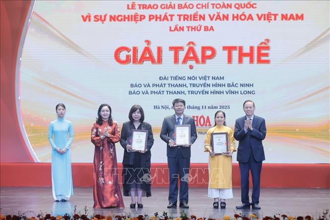Ban tổ chức trao giải tập thể cho các đơn vị đoạt giải. Ảnh: Minh Quyết - TTXVN