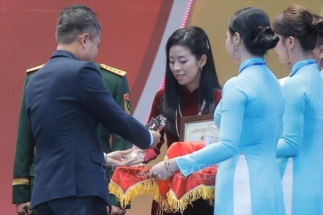 Ban tổ chức trao giải Ba cho tác giả Nguyễn Khánh Hoà (Ban Biên tập Ảnh, TTXVN). Ảnh: Minh Quyết - TTXVN