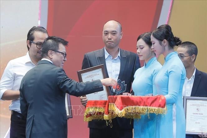 Ban tổ chức trao giải Nhì cho các tác giả, nhóm tác giả đoạt giải. Ảnh: Minh Quyết - TTXVN