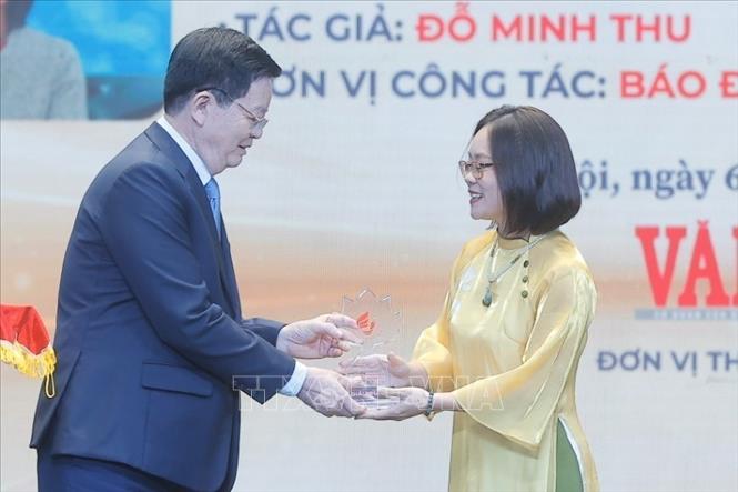 Phó Thủ tướng Mai Văn Chính và Bộ trưởng Bộ Văn hoá, Thể thao và Du lịch Nguyễn Văn Hùng trao giải Nhất cho tác giả Đỗ Minh Thu, Báo Điện tử VietnamPlus. Ảnh: Minh Quyết - TTXVN