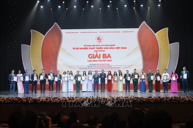 Ban tổ chức trao giải Ba cho các tác giả, nhóm tác giả đoạt giải. Ảnh: Minh Quyết - TTXVN