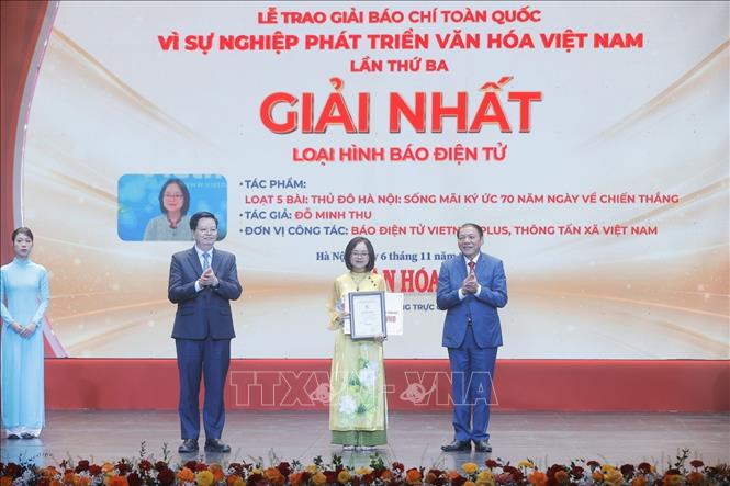 Phó Thủ tướng Mai Văn Chính và Bộ trưởng Bộ Văn hoá, Thể thao và Du lịch Nguyễn Văn Hùng trao giải Nhất cho tác giả Đỗ Minh Thu, Báo Điện tử Vietnam Plus, Thông tấn xã Việt Nam. Ảnh: Minh Quyết - TTXVN
