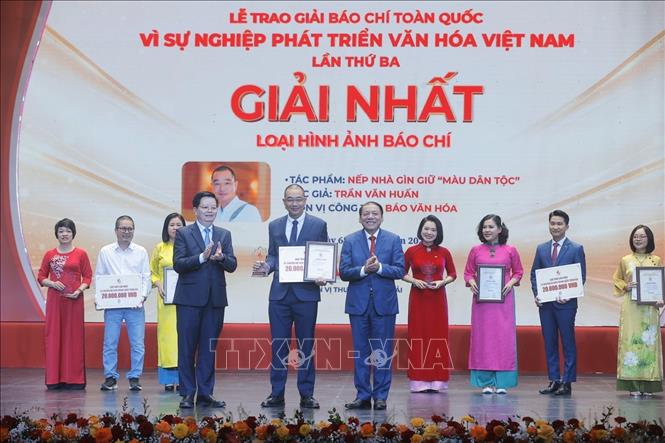 Phó Thủ tướng Mai Văn Chính và Bộ trưởng Bộ Văn hoá, Thể thao và Du lịch Nguyễn Văn Hùng trao giải Nhất cho tác giả, nhóm tác giả đoạt giải. Ảnh: Minh Quyết - TTXVN