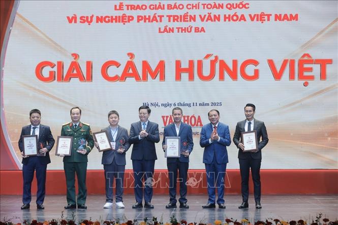 Phó Thủ tướng Mai Văn Chính và Bộ trưởng Bộ Văn hoá, Thể thao và Du lịch Nguyễn Văn Hùng trao giải Cảm hứng Việt cho các đơn vị đoạt giải. Ảnh: Minh Quyết - TTXVN