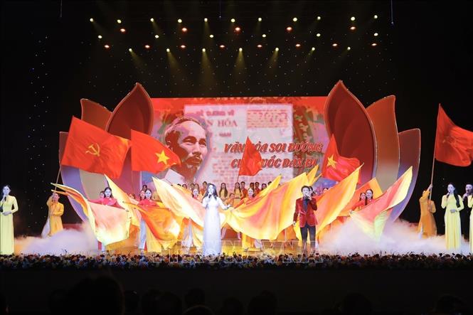 Tiết mục văn nghệ chào mừng. Ảnh: Minh Quyết - TTXVN