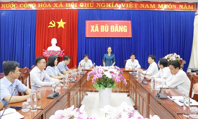 Ủy viên Ban thường vụ Tỉnh ủy, Bí thư phường Bình Phước, tỉnh Đồng Nai Giang Thị Phương Hạnh làm việc với UBND xã Bù Đăng về tiến độ thực hiện công tác bồi thường, hỗ trợ và tái định cư Dự án đường cao tốc Bắc – Nam, phía Tây đoạn Gia Nghĩa (Đăk Nông) – Chơn Thành (Bình Phước), đoạn qua địa bàn xã Bù Đăng. Ảnh: Nhật Bình - TTXVN.