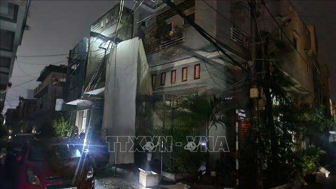 Mái tôn, biển hiệu, bạt bị gió giật tung tại Quy Nhơn (Gia Lai). Ảnh: Sỹ Thắng-TTXVN