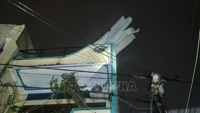  Nhà của người dân Quy Nhơn bị tốc mái do gió giật kinh hoàng sau khi bão đổ bộ. Ảnh: Sỹ Thắng-TTXVN