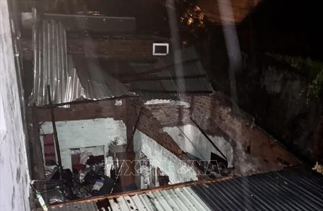 Một ngôi nhà của người dân tỉnh Đắk Lắk bị tốc mái. Ảnh: TTXVN phát