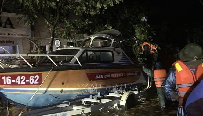 Lực lượng chức năng ứng cứu người dân vùng trọng yếu. Ảnh: TTXVN phát