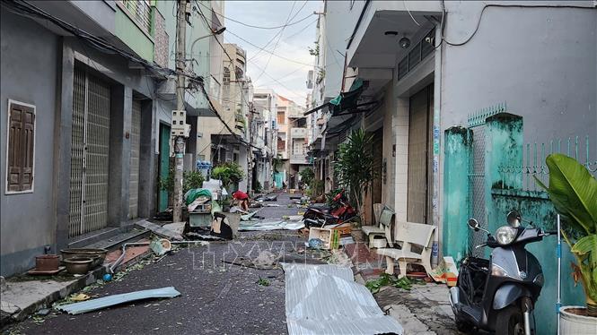 Thiệt hại do bão số 13 tại phường Quy Nhơn. Ảnh: Sỹ Thắng-TTXVN