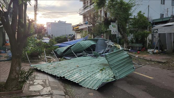 Thiệt hại do bão số 13 tại phường Quy Nhơn. Ảnh: Sỹ Thắng-TTXVN