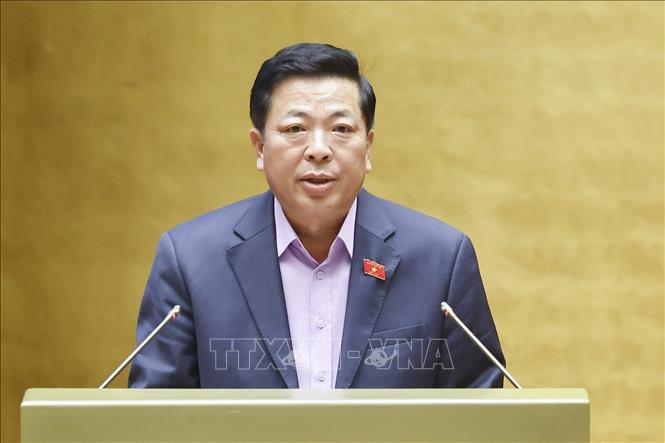 Bộ trưởng Bộ Xây dựng Trần Hồng Minh, thừa uỷ quyền của Thủ tướng Chính phủ trình bày Tờ trình dự án Luật sửa đổi, bổ sung một số điều của Luật Quy hoạch đô thị và nông thôn . Ảnh: Doãn Tấn - TTXVN