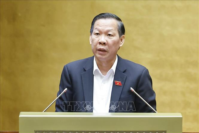 Chủ nhiệm Ủy ban Kinh tế và Tài chính của Quốc hội Phan Văn Mãi trình bày Báo cáo thẩm tra về: dự án Luật Quy hoạch (sửa đổi); dự án Luật sửa đổi, bổ sung một số điều của Luật Quy hoạch đô thị và nông thôn; việc điều chỉnh Quy hoạch tổng thể quốc gia thời kỳ 2021-2030. Ảnh: Doãn Tấn - TTXVN