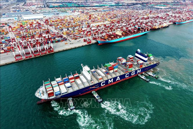 Ngày 5/11/2025, Ủy ban Thuế quan của Quốc vụ viện Trung Quốc thông báo sẽ tiếp tục tạm ngừng áp thuế bổ sung 24% lên hàng hóa nhập khẩu từ Mỹ thêm 1 năm và vẫn giữ nguyên mức thuế cơ bản 10%. Trong ảnh: Quang cảnh cảng hàng hóa tại Thanh Đảo, tỉnh Sơn Đông, Trung Quốc. Ảnh: THX/TTXVN