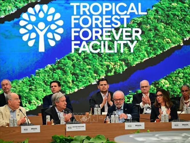 Ngày 6/11/2025, Tổng thống Brazil Luiz Inacio Lula da Silva đã khai mạc Hội nghị Khí hậu Belém với sự tham dự của đại diện 153 quốc gia và tổ chức, hướng tới Hội nghị lần thứ 30 các bên tham gia Công ước khung của Liên hợp quốc về biến đổi khí hậu (COP30). Trong bài phát biểu khai mạc, Tổng thống Lula nhấn mạnh tầm quan trọng của việc bảo vệ rừng và thúc đẩy quá trình chuyển đổi năng lượng sạch, con đường hiệu quả nhất để kiềm chế hiện tượng nóng lên toàn cầu. Ảnh: Caracol/TTXVN