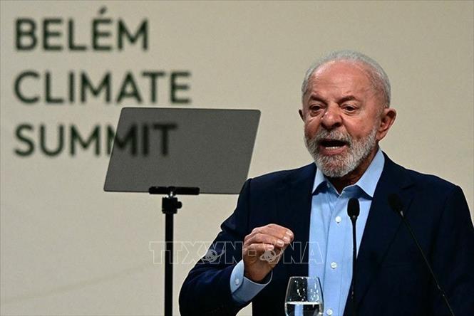 Ngày 6/11/2025, Tổng thống Brazil Luiz Inacio Lula da Silva đã khai mạc Hội nghị Khí hậu Belém với sự tham dự của đại diện 153 quốc gia và tổ chức, hướng tới Hội nghị lần thứ 30 các bên tham gia Công ước khung của Liên hợp quốc về biến đổi khí hậu (COP30). Trong bài phát biểu khai mạc, Tổng thống Lula nhấn mạnh tầm quan trọng của việc bảo vệ rừng và thúc đẩy quá trình chuyển đổi năng lượng sạch, con đường hiệu quả nhất để kiềm chế hiện tượng nóng lên toàn cầu. Ảnh: BBC/TTXVN