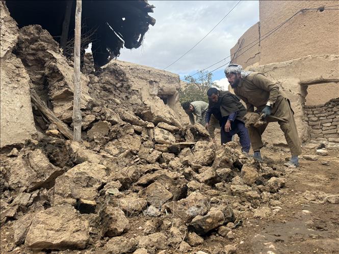 Ít nhất 20 người đã thiệt mạng và 320 người bị thương trong trận động đất có độ lớn 6,3 xảy ra rạng sáng 3/11/2025 tại khu vực gần thành phố Mazar-e Sharif, miền Bắc Afghanistan. Cơ quan Khảo sát Địa chất Mỹ (USGS) cho biết trận động đất độ sâu chấn tiêu khoảng 28 km, với tâm chấn gần thành phố Mazar-i-Sharif và thị trấn Khulm, thuộc tỉnh Balkh. Ảnh: THX/TTXVN