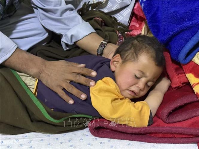 Ít nhất 20 người đã thiệt mạng và 320 người bị thương trong trận động đất có độ lớn 6,3 xảy ra rạng sáng 3/11/2025 tại khu vực gần thành phố Mazar-e Sharif, miền Bắc Afghanistan. Cơ quan Khảo sát Địa chất Mỹ (USGS) cho biết trận động đất độ sâu chấn tiêu khoảng 28 km, với tâm chấn gần thành phố Mazar-i-Sharif và thị trấn Khulm, thuộc tỉnh Balkh. Ảnh: THX/TTXVN