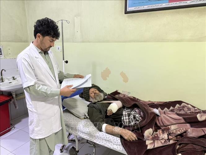 Ít nhất 20 người đã thiệt mạng và 320 người bị thương trong trận động đất có độ lớn 6,3 xảy ra rạng sáng 3/11/2025 tại khu vực gần thành phố Mazar-e Sharif, miền Bắc Afghanistan. Cơ quan Khảo sát Địa chất Mỹ (USGS) cho biết trận động đất độ sâu chấn tiêu khoảng 28 km, với tâm chấn gần thành phố Mazar-i-Sharif và thị trấn Khulm, thuộc tỉnh Balkh. Ảnh: THX/TTXVN