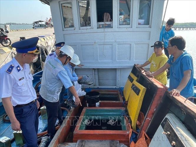 Lực lượng chức năng tỉnh Bà Rịa-Vũng Tàu kiểm tra tàu cá của ngư dân huyện Long Điền về chấp hành IUU trước khi ra khơi xuất bến. Ảnh: Hoàng Nhị - TTXVN