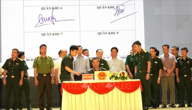 Các đơn vị ký kết giao ước thi đua tại lễ phát động đợt thi đua cao điểm chống khai thác IUU với chủ đề “Nêu cao tinh thần trách nhiệm, đoàn kết, hiệp đồng, kiên quyết đấu tranh, ngăn chặm vi phạm khai thác hải sản bất hợp pháp, không báo cáo và không theo quy định”. Ảnh: Văn Sĩ - TTXVN