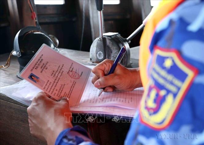 Lực lượng Cảnh sát biển kiểm tra hồ sơ, giấy tờ của phương tiện và thuyền viên trên tàu khai thác thủy sản tại huyện Côn Đảo, tỉnh Bà Rịa - Vũng Tàu. Ảnh: An Đăng - TTXVN