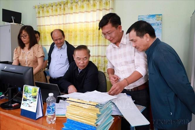 Đoàn công tác Bộ Nông nghiệp và Phát triển Nông thôn kiểm tra việc ghi nhật ký khai thác thủy sản của tàu cá tại cảng Đông Tác (thành phố Tuy Hòa). Ảnh: Xuân Triệu - TTXVN