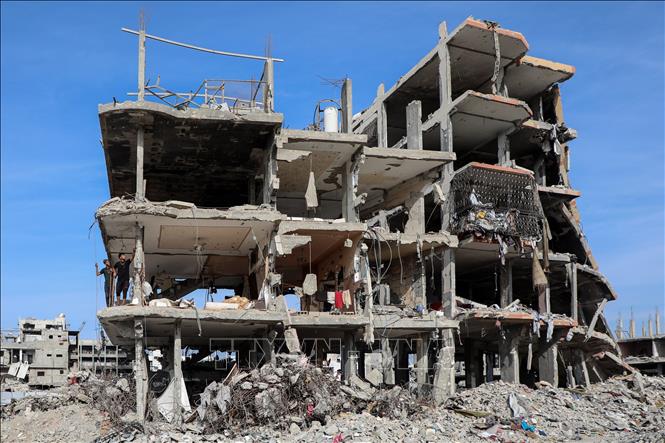Chính quyền Tổng thống Mỹ Donald Trump đã lưu hành một dự thảo nghị quyết Hội đồng Bảo an Liên hợp quốc (HĐBA LHQ) nhằm đề xuất thành lập Lực lượng Ổn định quốc tế tạm thời (ISF) tại khu vực này. Theo dự thảo, ISF sẽ là một lực lượng đa quốc gia hoạt động dưới bộ chỉ huy thống nhất, phối hợp chặt chẽ với Israel và Ai Cập. Lực lượng này sẽ làm việc song song với một lực lượng cảnh sát Palestine mới được huấn luyện và thẩm tra lý lịch, nhằm bảo đảm an ninh biên giới và ổn định tình hình an ninh tại Gaza. Trong ảnh: Tòa nhà bị phá hủy tại Jabalia, Dải Gaza. Ảnh: THX/TTXVN
