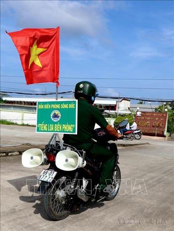 Bộ đội Biên phòng Cà Mau đẩy mạnh tuyên truyền chống khai thác IUU đến  người dân ở khu vực biên giới biển. Ảnh: Kim Há-TTXVN