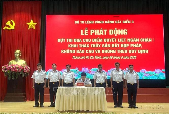 Các đơn vị  thuộc Vùng Cảnh sát biển 3 ký giao ước thi đua tại lễ phát động đợt thi đua cao điểm với chủ đề “Nêu cao tinh thần trách nhiệm, đoàn kết, hiệp đồng, kiên quyết đấu tranh chống khai thác hải sản bất hợp pháp, không báo cáo và không theo quy định (IUU)”. Ảnh: TTXVN phát