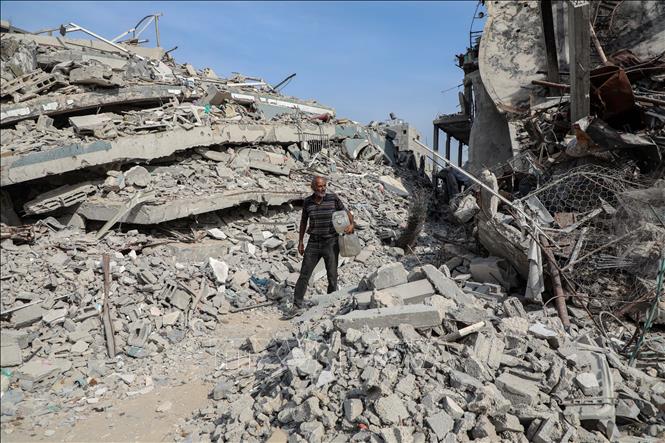 Chính quyền Tổng thống Mỹ Donald Trump đã lưu hành một dự thảo nghị quyết Hội đồng Bảo an Liên hợp quốc (HĐBA LHQ) nhằm đề xuất thành lập Lực lượng Ổn định quốc tế tạm thời (ISF) tại khu vực này. Theo dự thảo, ISF sẽ là một lực lượng đa quốc gia hoạt động dưới bộ chỉ huy thống nhất, phối hợp chặt chẽ với Israel và Ai Cập. Lực lượng này sẽ làm việc song song với một lực lượng cảnh sát Palestine mới được huấn luyện và thẩm tra lý lịch, nhằm bảo đảm an ninh biên giới và ổn định tình hình an ninh tại Gaza. Trong ảnh: Cảnh đổ nát tại Jabalia, Dải Gaza. Ảnh: THX/TTXVN