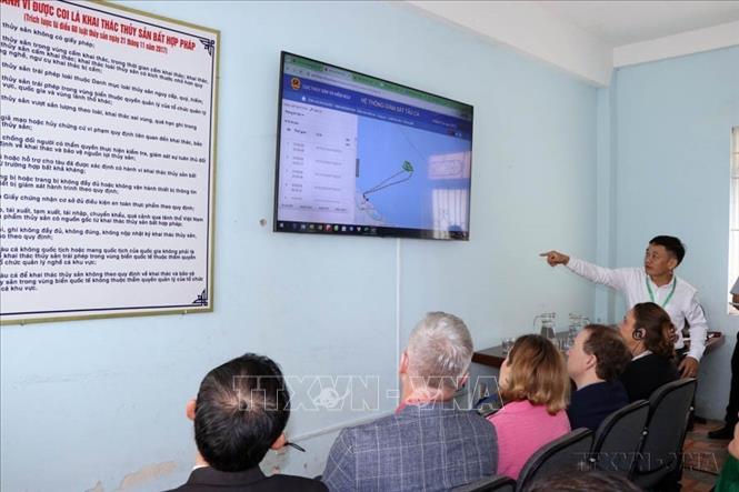 Đoàn Ủy ban Chính sách Đối ngoại của Quốc hội Đan Mạch thăm Cảng cá Thuận An ở thành phố Huế và làm việc tại Văn phòng Ban quản lý cảng cá để tìm hiểu về công tác chống khai thác hải sản bất hợp pháp, không báo cáo và không theo quy định (IUU). Ảnh: Đỗ Trưởng - TTXVN