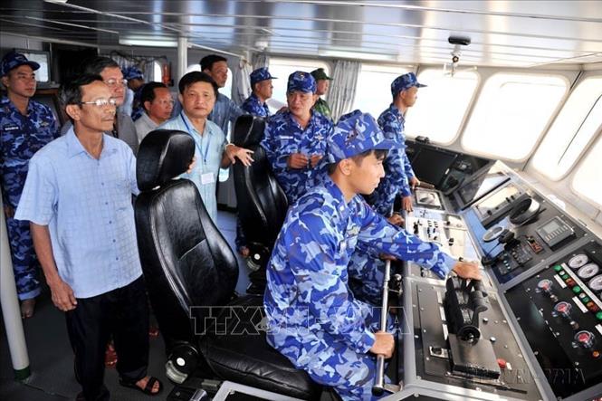 Lãnh đạo tỉnh Phú Yên cùng Bộ Tư lệnh Vùng Cảnh sát biển 2 kiểm soát hoạt động tàu cá trên vùng biển của tỉnh. Ảnh: TTXVN phát