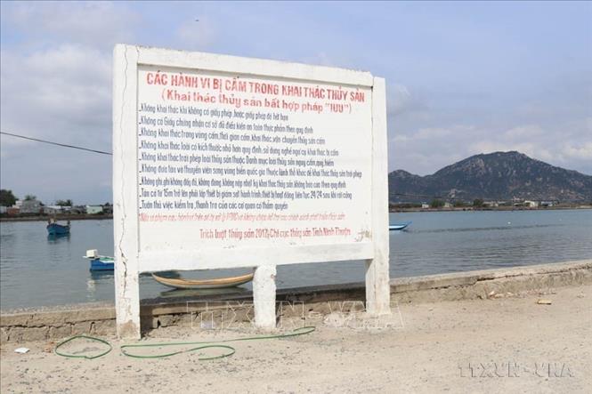 Bảng tuyên truyền về các hành vi bị cấm trong khai thác thủy sản đặt tại xã Tri Hải (Ninh Hải, Ninh Thuận). Ảnh: Nguyễn Thành – TTXVN
